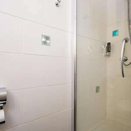 The Howbeck & The Retreat Location, Incl Off-site Health Club And Parking Ev Point Available, Great Deals On 招待所