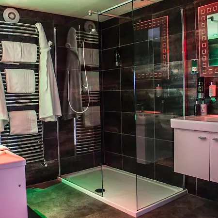 Gasthof The Howbeck & The Retreat Location, Incl Off-site Health Club And Parking Ev Point Available, Great Deals On