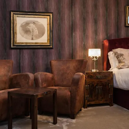 The Howbeck & The Retreat Incl Off-site Health Club And Parking Ev Point Available Guest house