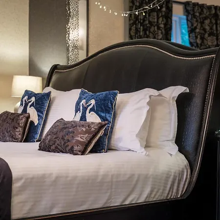 The Howbeck & The Retreat Incl Off-site Health Club And Parking Ev Point Available Guest house
