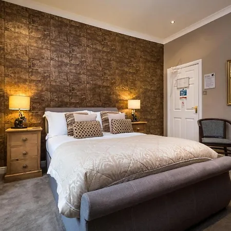 Гостевой дом The Howbeck & The Retreat Incl Off-site Health Club And Parking Ev Point Available 5*