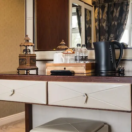 Гостевой дом The Howbeck & The Retreat Incl Off-site Health Club And Parking Ev Point Available