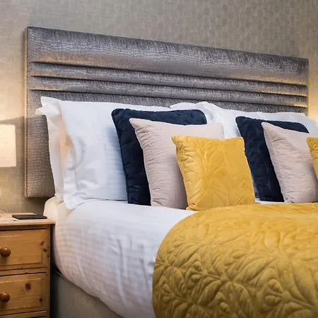 The Howbeck & The Retreat Incl Off-site Health Club And Parking Ev Point Available Guest house