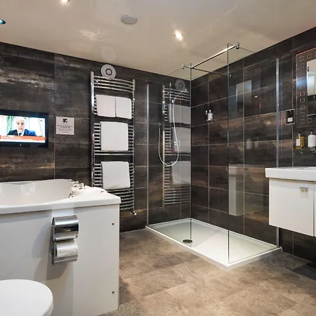 The Howbeck & The Retreat Location, Incl Off-site Health Club And Parking Ev Point Available, Great Deals On Vendégház