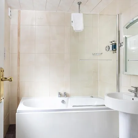 The Howbeck & The Retreat 5min To Lake, Restaurants & To The Free Hydro Wellness Club Casa de hóspedes 5*
