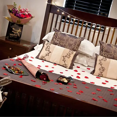 Гостевой дом The Howbeck & The Retreat Incl Off-site Health Club And Parking Ev Point Available 5*