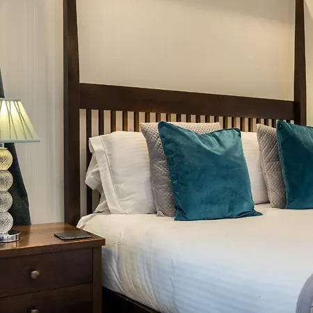 The Howbeck & The Retreat Location, Incl Off-site Health Club And Parking Ev Point Available, Great Deals On Πανσιόν 5*