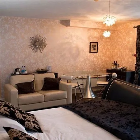 The Howbeck & The Retreat Incl Off-site Health Club And Parking Ev Point Available Gasthuis