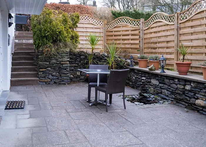 The Howbeck & The Retreat 5min To Lake, Restaurants & To The Free Penzion 5*